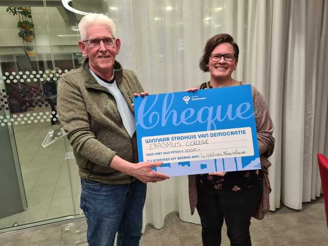 Vrijwilliger Rob en Sociaal Cultureel Werker Odettte nemen de cheque in ontvangst foto Stichting Piëzo