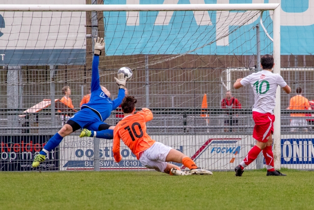 Dennis van den Berg scoort de 1 0 voor DSO