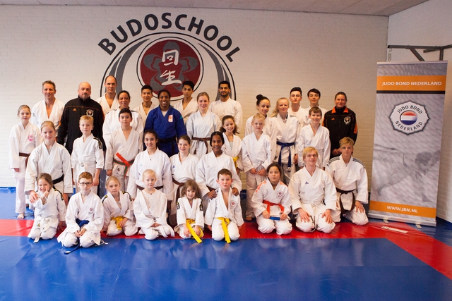 Groepsfoto judoclinic Anicka van Emden