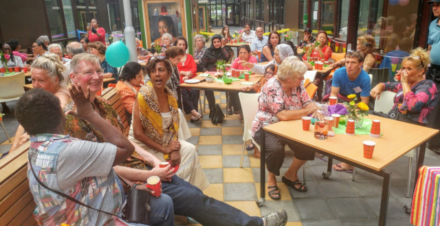 Buurtbewoners organiseren een internationaal zomerfeest in Palenstein 1