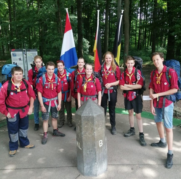Explorers Scouting JMC werden op weg naar Duitsland in Vaals gedropt