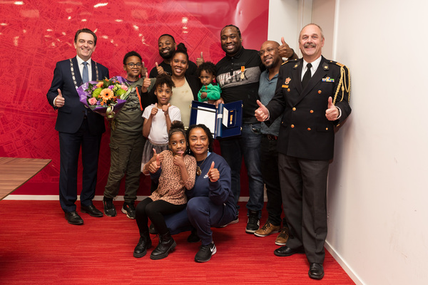 Burgemeester Bezuijen met Jeffrey Jerome en familie en plv commandant Brandweer