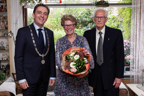 Burgemeester feliciteert 60 jarig bruidspaar Van Heerde 005 3