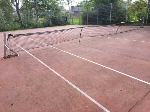 tennisbaan zicht op Bwegh