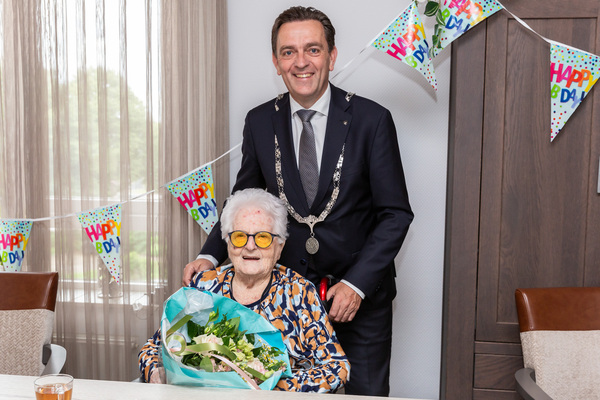 Burgemeester Bezuijen feliciteert 100 jarige mevrouw Van der Wel 004 1