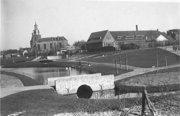 Wilhelminapark, op de achtergrond de Oude Kerk en de Christelijke school aan de Dorpsstraat nr. 99.Stadsarchief Zoetermeer, Geheugen van Zoetermeer, HGOS