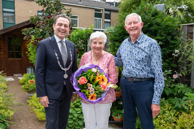 Burgemeester Bezuijen feliciteert 60 jarig bruidspaar Lexmond 004 copy