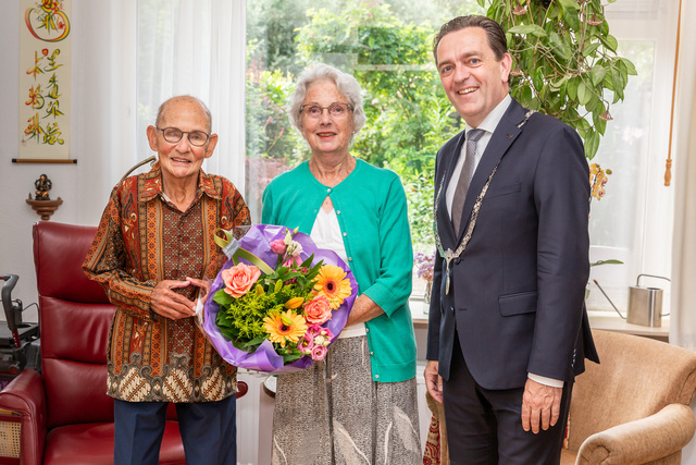 Burgemeester Bezuijen feliciteert 60 jarig bruidspaar Vree 005