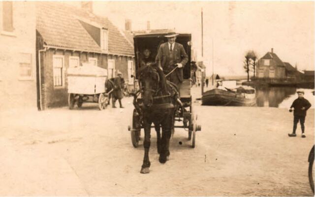 Foto Bert Mulder met paard en de bakkerswagen op de Leidsewallen 1931 stadsarchief