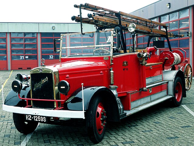 Spuitauto van de stg historisch brandweer materieel