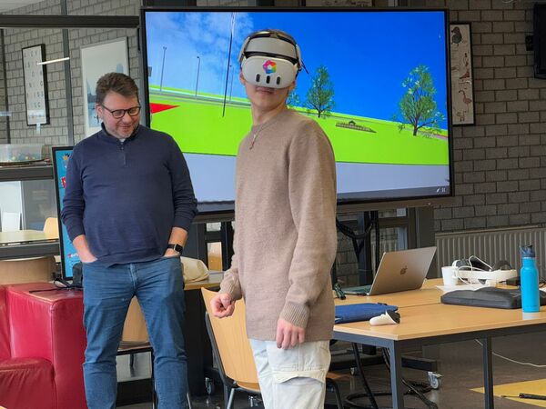 Leerlingen bekijken hun ontwerp met de VR bril