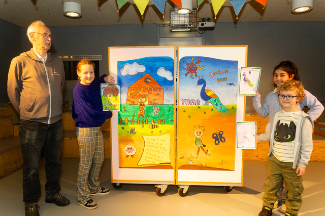 De winnaars bij de boekenkast Guusje, Noud Vellekoop en Yara Hassan.