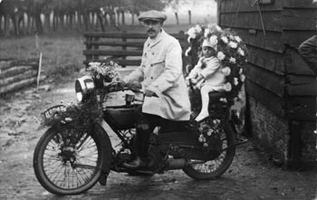 Dr J W Palte met zijn dochter op de motor